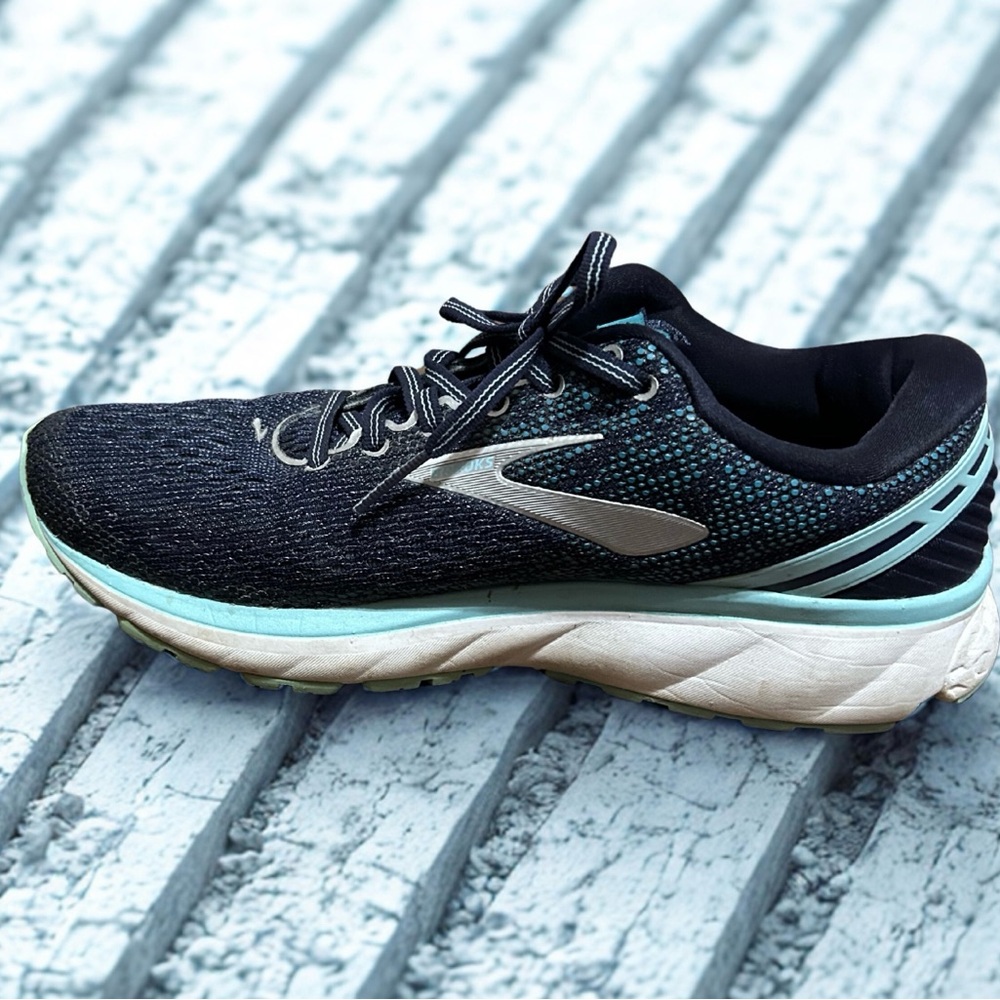 Brooks Women’s 9 navy and teal Ghost running shoes